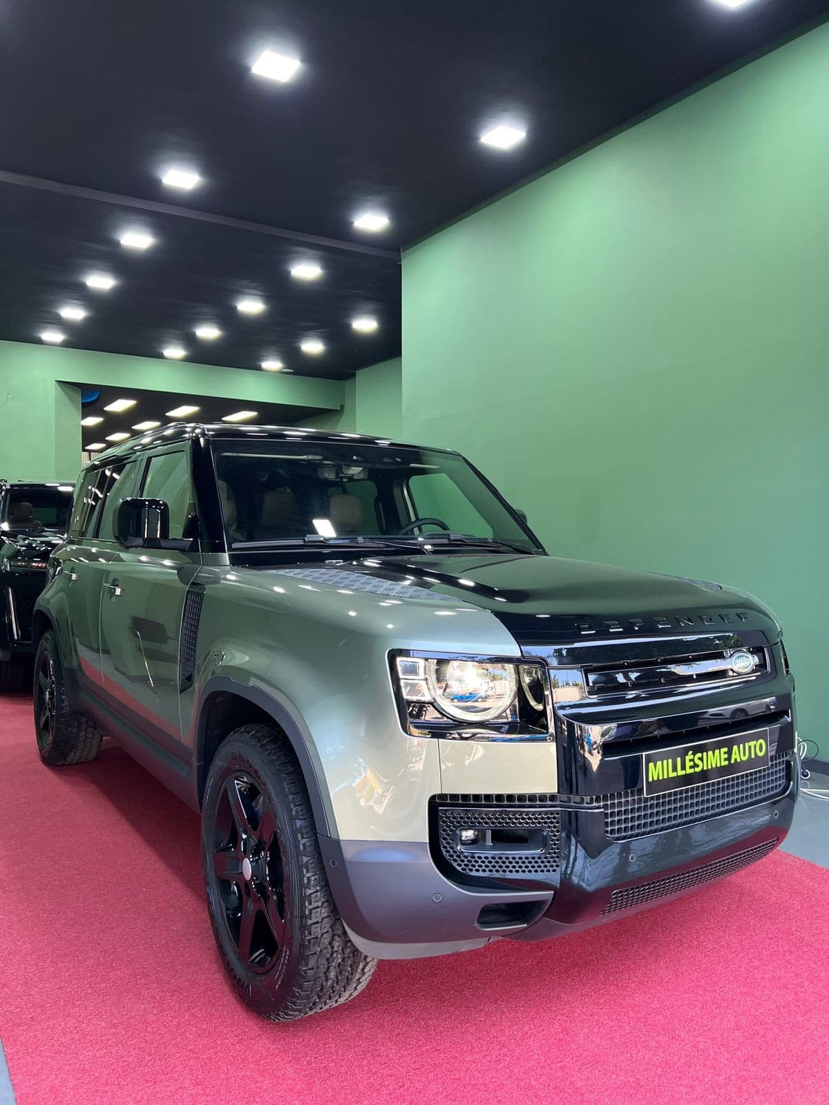 Land Rover Defender 2024