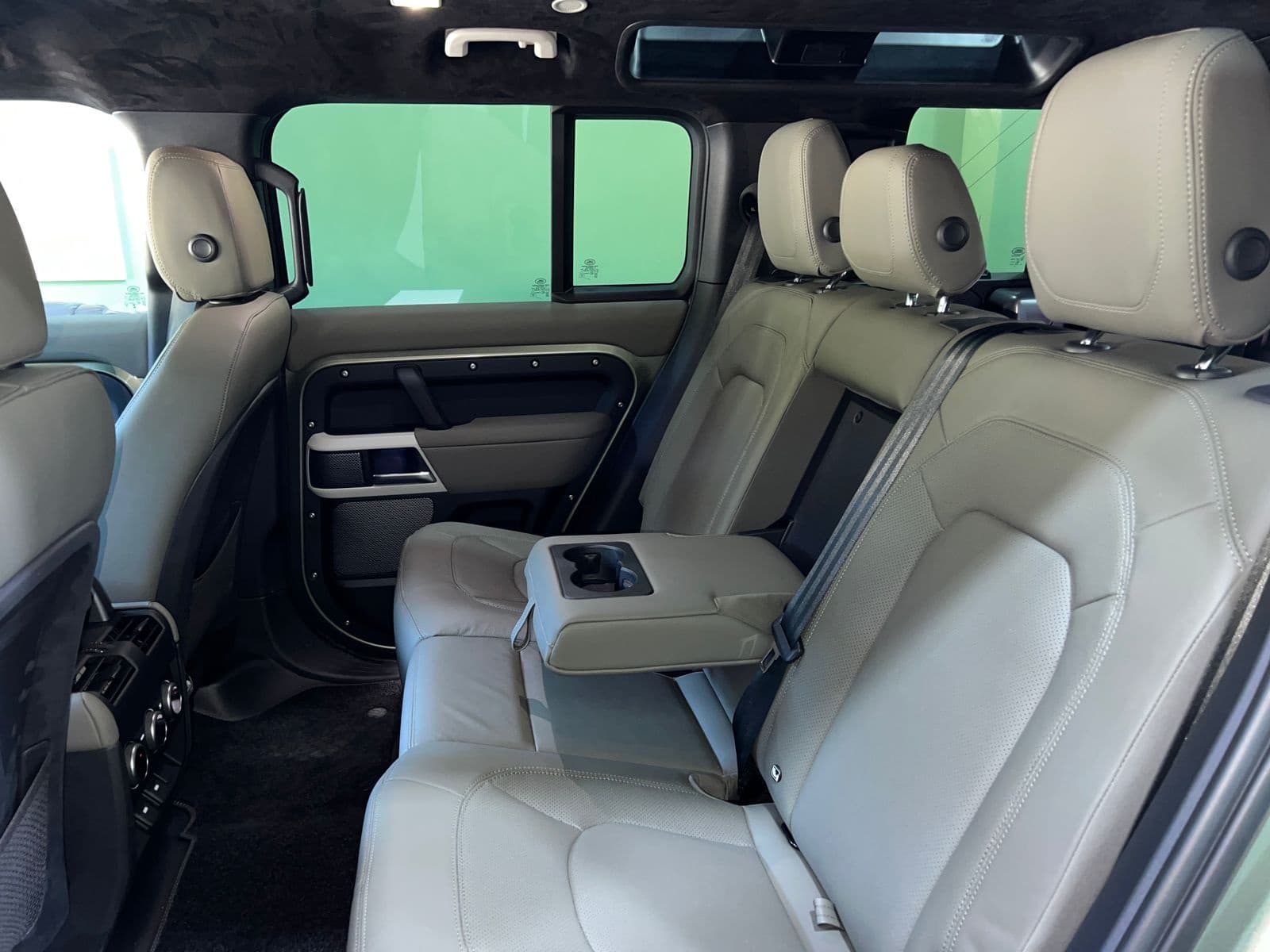 Land Rover Defender 2024