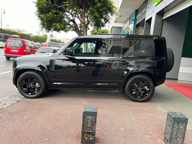 Land Rover Defender 2024