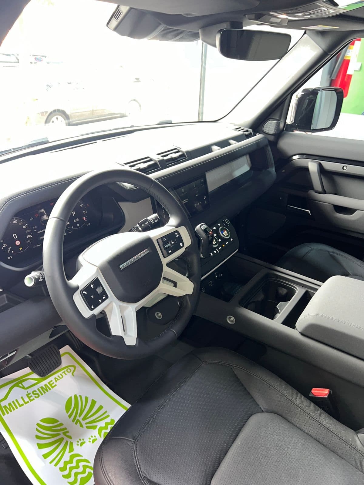 Land Rover Defender 2024