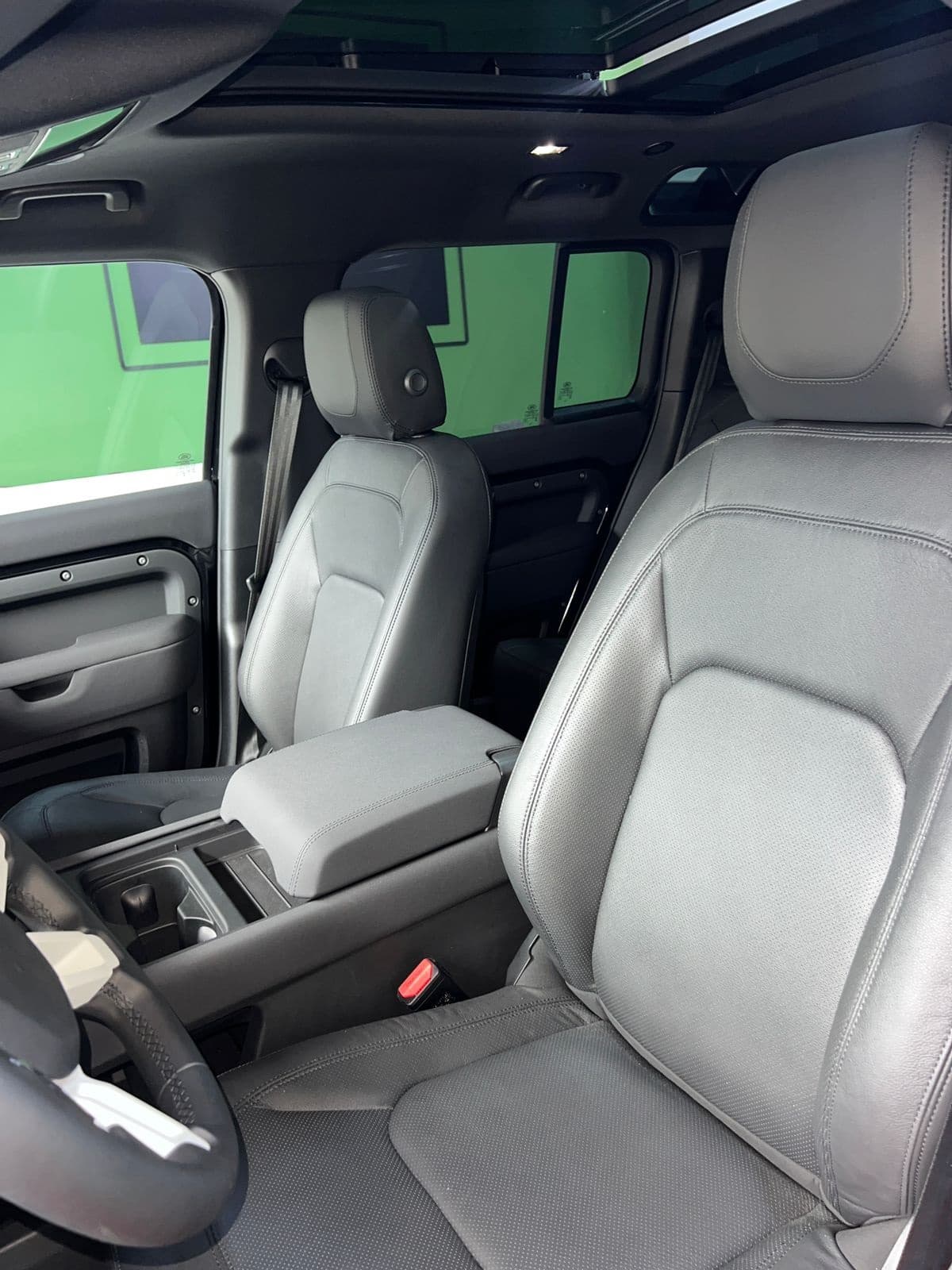 Land Rover Defender 2024