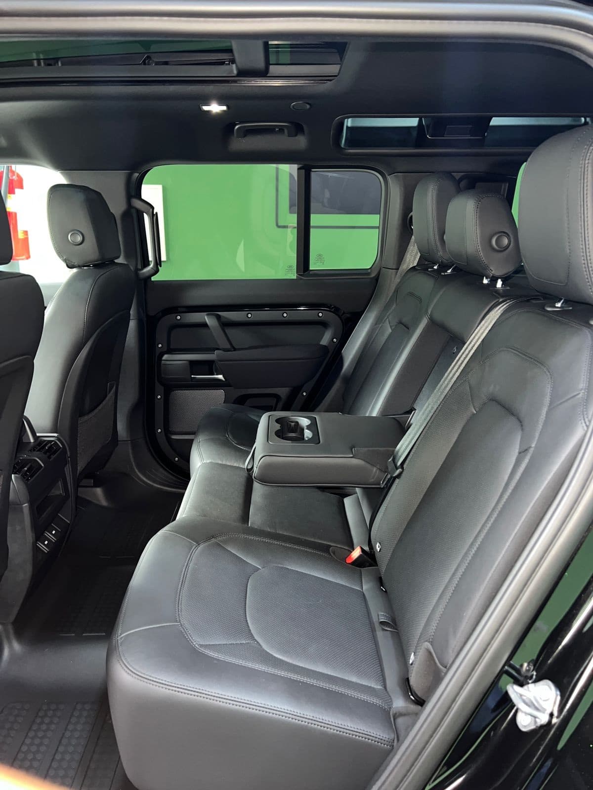 Land Rover Defender 2024