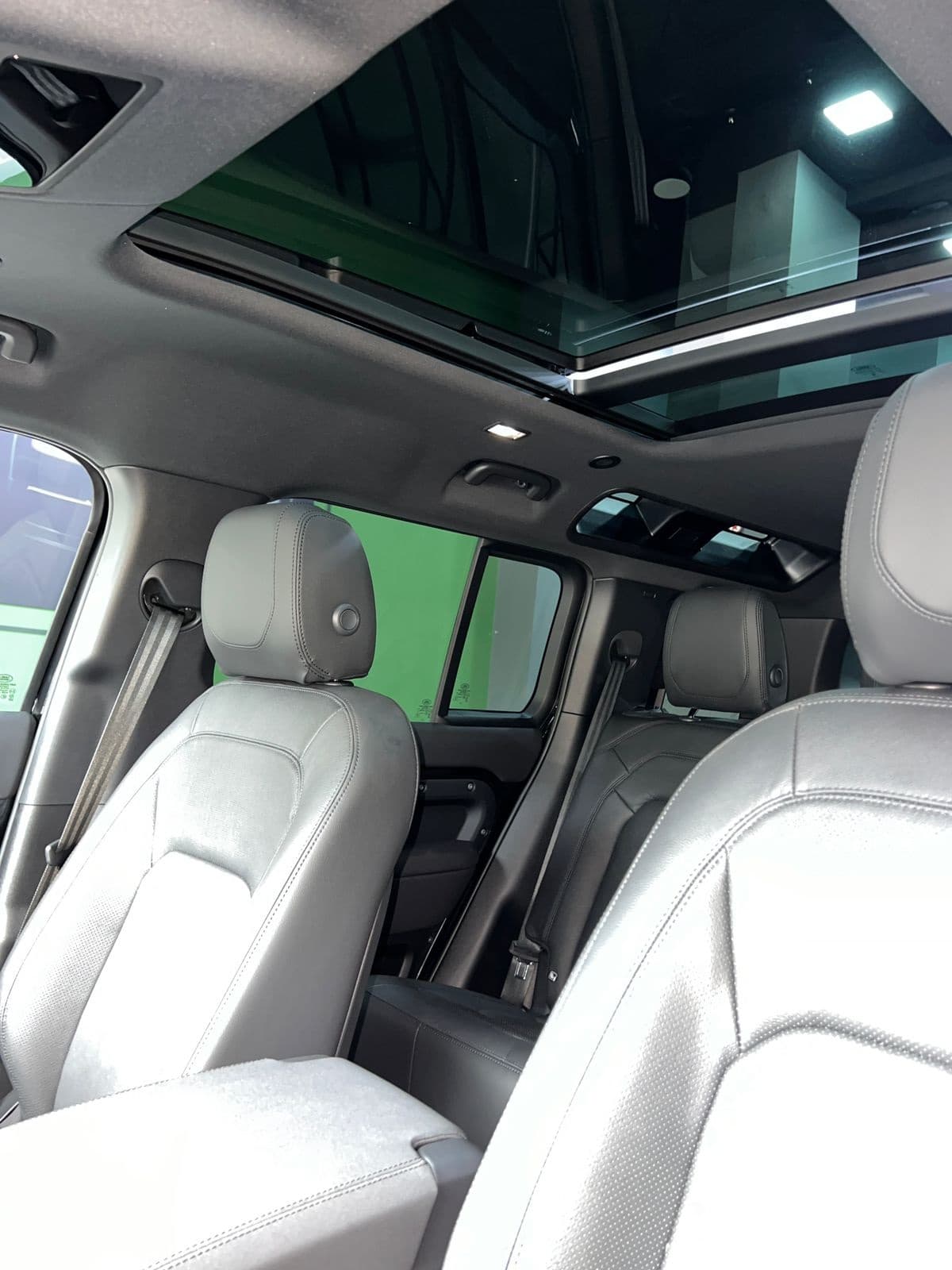 Land Rover Defender 2024